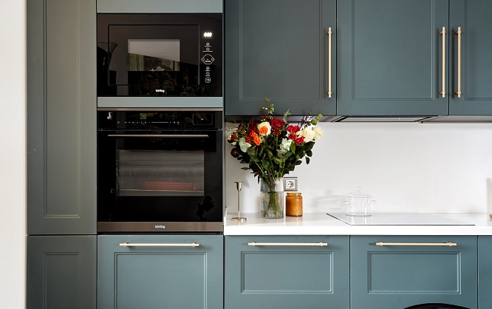 Кухня в английском стиле под потолок