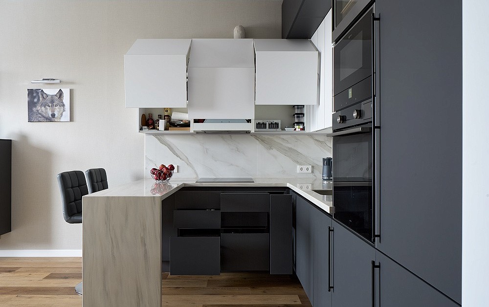 Вечная классика: бело-серая П-образная кухня