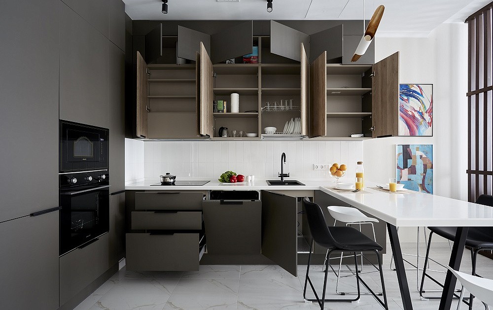 Большая П-образная графитово-белая кухня